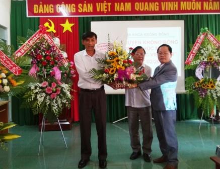 Lãnh đạo huyện Krông Bông thăm và chúc mừng Ngành Y tế nhân kỷ niệm 64 năm ngày thầy thuốc Việt Nam 27/2